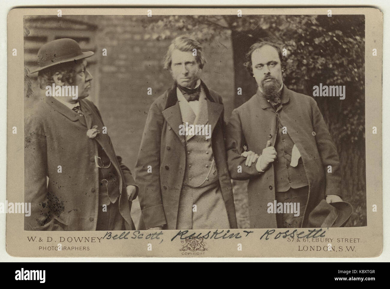 William Bell Scott; John Ruskin; Dante Gabriel Rossetti da William Downey Foto Stock