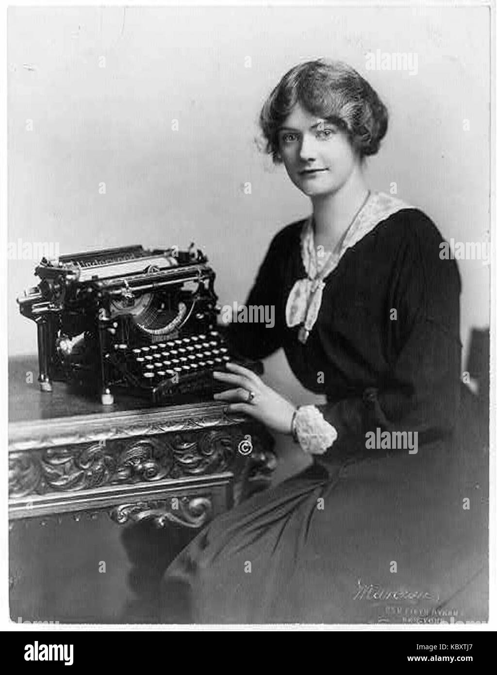 Donna con la macchina da scrivere Underwood Foto Stock