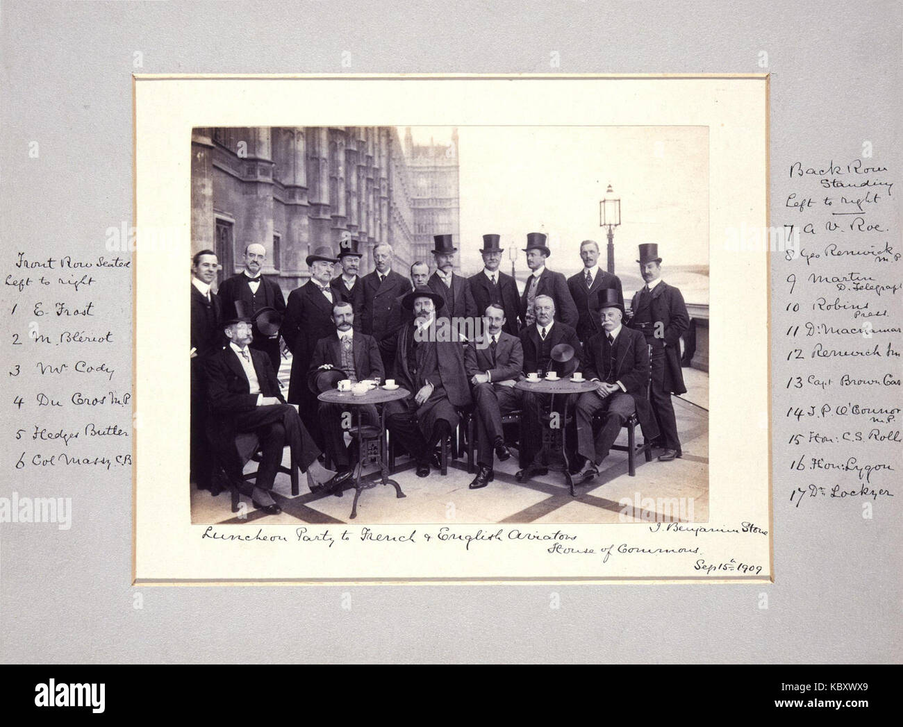 Un pranzo ospitato da Sir John Benjamin Stone per aviatori francesi e inglesi. Questo evento ha probabilmente celebrato i risultati degli aviatori durante i primi giorni dell'aviazione, promuovendo la cooperazione internazionale nel settore dell'aviazione. Foto Stock