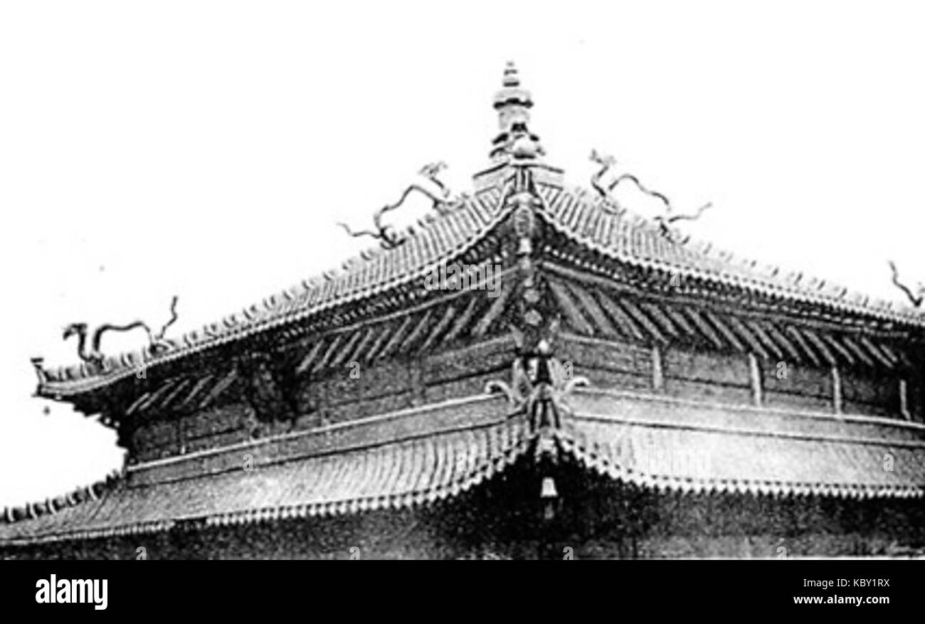 Il tetto della sala principale, in bronzo dorato, è una caratteristica architettonica sorprendente. La scelta dei materiali conferisce all'edificio un aspetto grandioso, riflettendo la sua importanza e valore storico nel contesto del design architettonico. Foto Stock