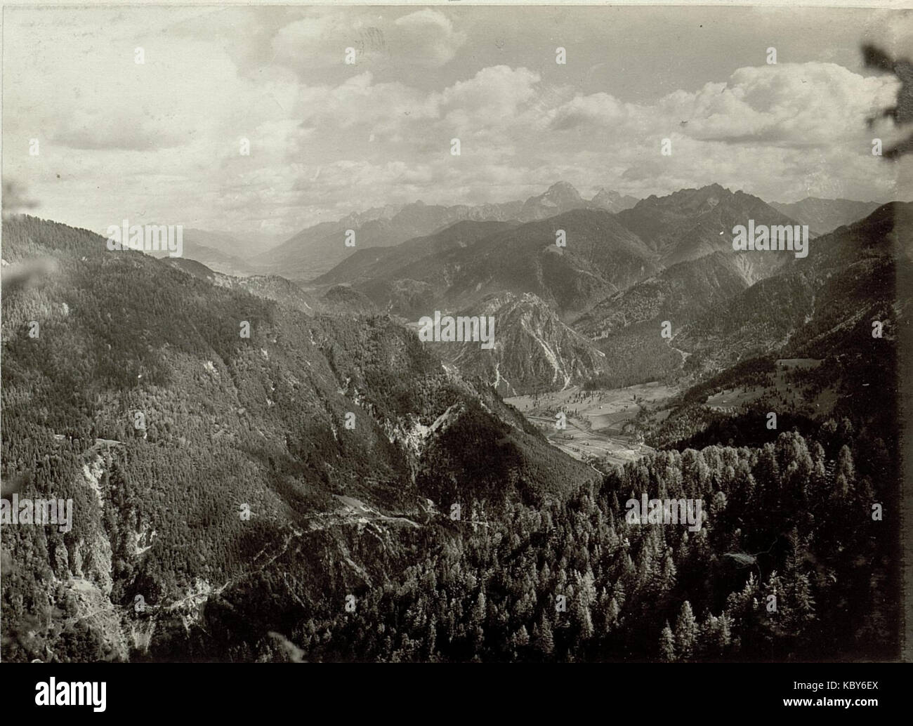 Blick auf die Nebria vom Beobachtungsstand der Positionsbatterie Nro. 29, Kote 1488. Aufgenommen, am 15.Settembre 1915. Standpunkt, Kote 1488 (BildID 15461819) Foto Stock