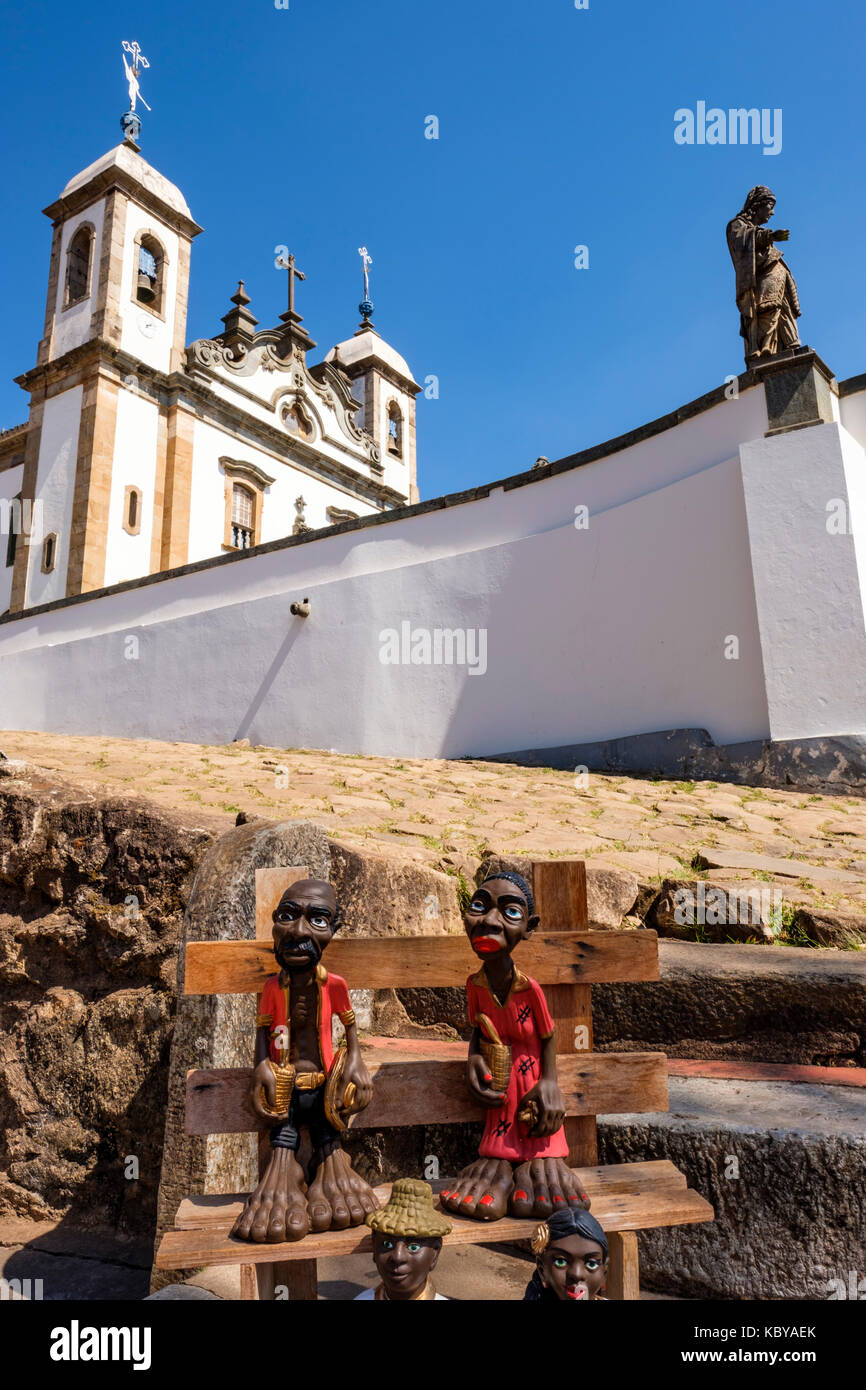 Santuario di Bom Jesus do Matosinhos, Sito Patrimonio Mondiale dell'UNESCO, chiesa barocca fiancheggiata da statue di pietra ollare dei dodici profeti, da Aleijadinho, Foto Stock