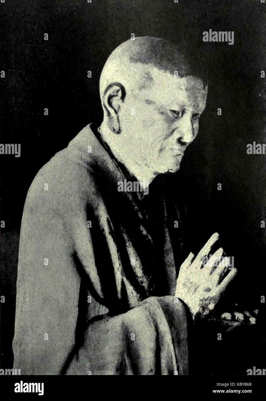 La Statua di Asanga, raffigurata nell'edizione 1911 dell'Enciclopedia Britannica, rappresenta una figura storica della tradizione buddista. La statua è un artefatto importante per comprendere il patrimonio buddista in Giappone. Foto Stock