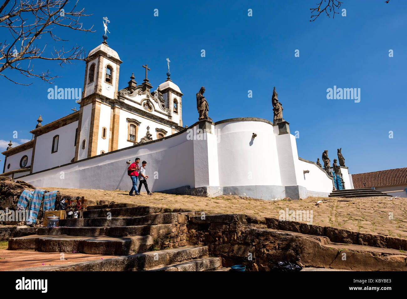 Santuario di Bom Jesus do Matosinhos, Sito Patrimonio Mondiale dell'UNESCO, chiesa barocca fiancheggiata da statue di pietra ollare dei dodici profeti, da Aleijadinho, Foto Stock