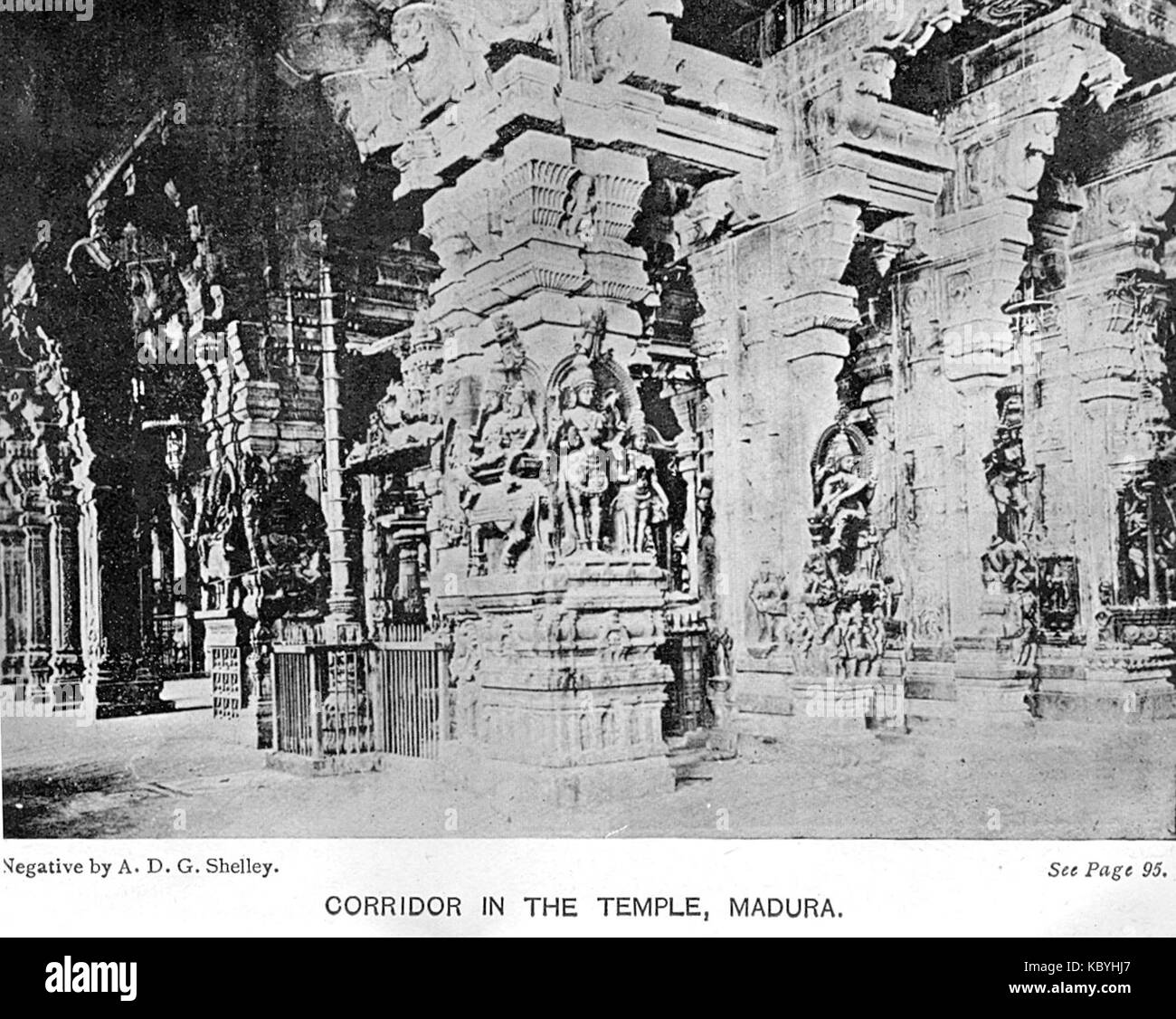 Una fotografia raffigurante il *corridoio Madura* all'interno di un *tempio*, probabilmente un sito storico o religioso in India, che mostra l'intricata architettura della struttura. Foto Stock