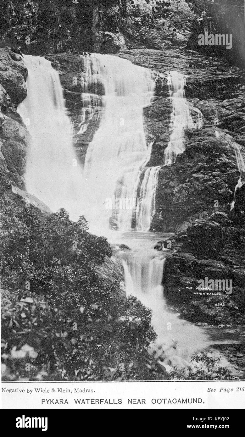 Le cascate Pykara sono una popolare destinazione turistica a Ootacamund, Tamil Nadu, India, conosciuta per la sua bellezza paesaggistica, situata tra le colline Nilgiri, che offre una vista pittoresca delle acque a cascata e dei dintorni lussureggianti. Foto Stock