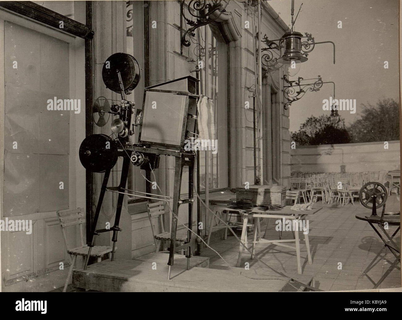 Immagine raffigurante il Field Cinema Vehicle No. 15, un'unità di cinema mobile utilizzata durante la guerra per propaganda o intrattenimento. Questi veicoli erano parte integrante della fornitura di film ai soldati in aree remote. Foto Stock