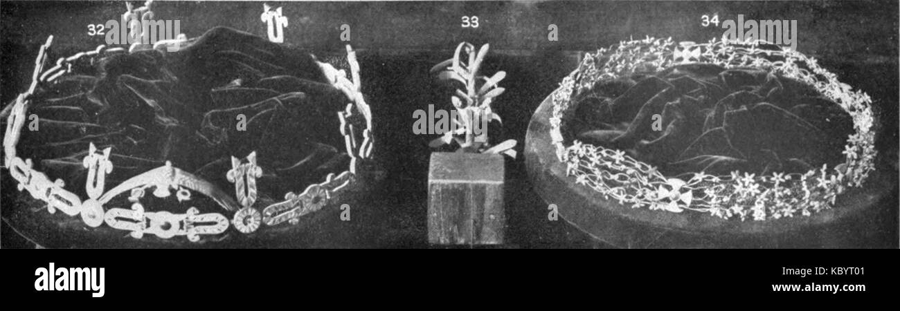 EB1911 Gioielli Egitto xii Dinastia due corone e piuma Foto Stock