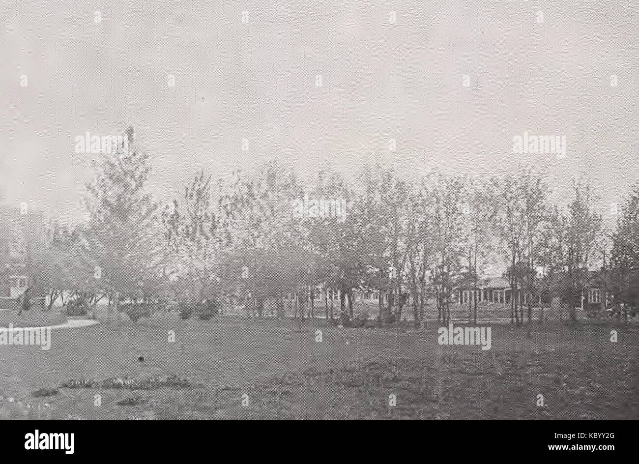 L'edizione 1922 dell'annuario delle Locust presenta una pagina dedicata alla Locust Grove, che riflette sul suo significato e sul suo contesto culturale in quell'anno, offrendo uno sguardo alla storia e alle tradizioni locali del periodo. Foto Stock