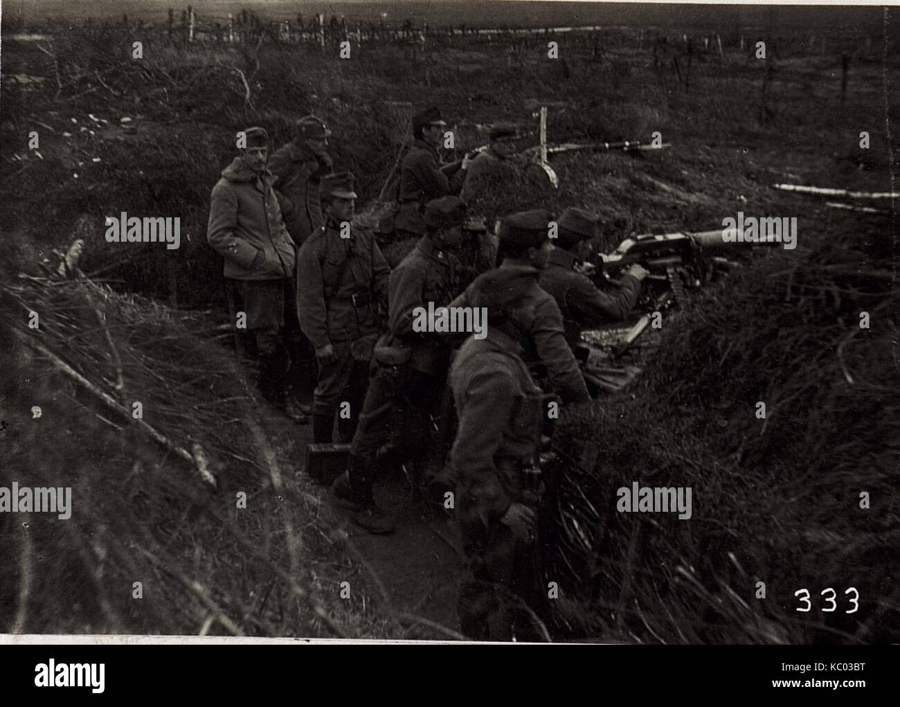 Un'immagine che raffigura una postazione di mitragliatrice in una posizione difensiva vicino a Majdan. La scena fa parte di un resoconto storico delle difese militari durante un conflitto. Foto Stock