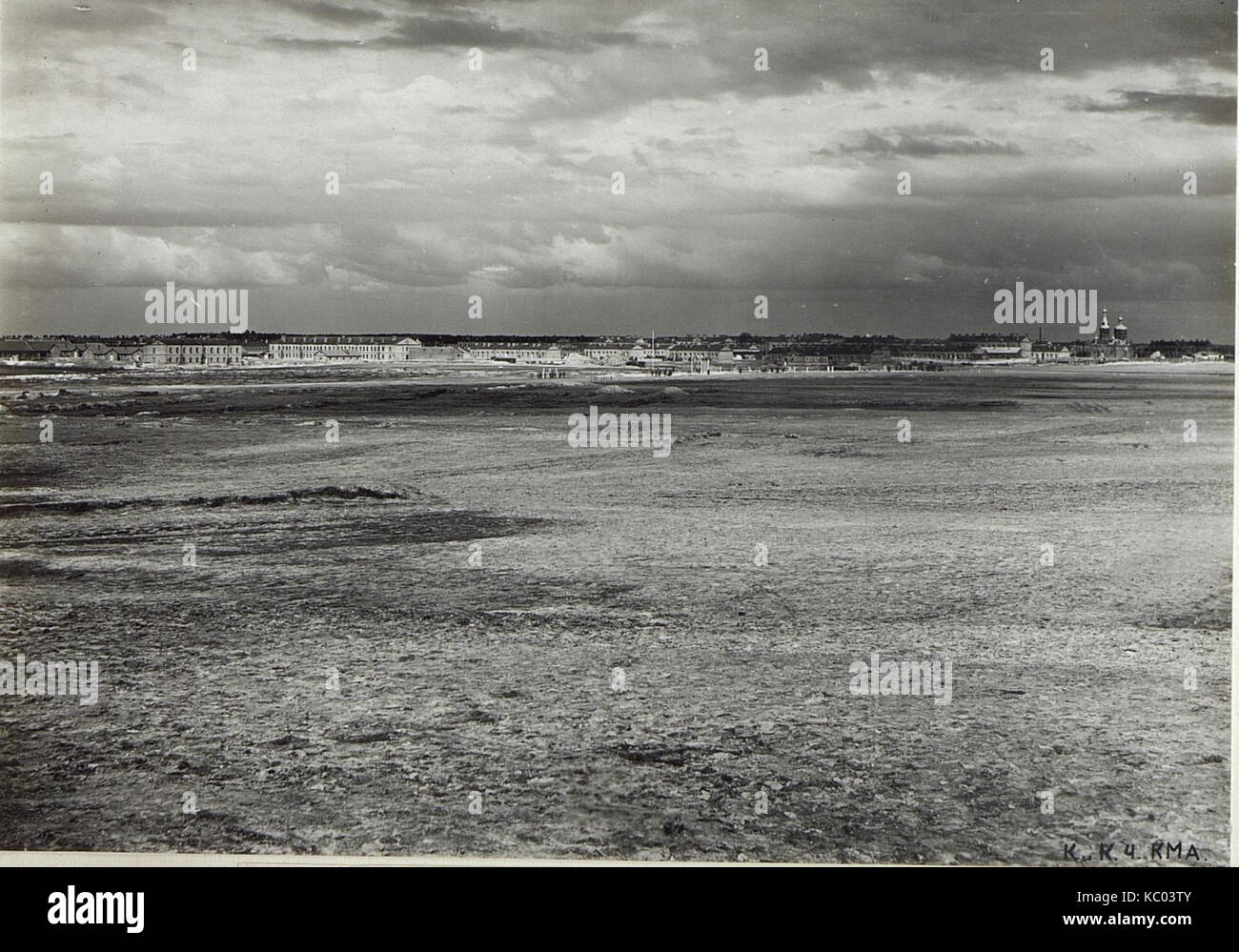 Kowelkaserne, una caserma militare a Wladimir Wolinsky, fotografata in un'immagine storica, mette in evidenza il design architettonico degli edifici militari dell'inizio del XX secolo. Foto Stock