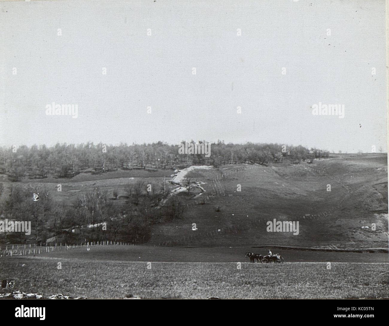 Questa immagine tratta da "Kriegsalbum 106" ritrae una scena della seconda Armata durante la prima guerra mondiale, catturando gli sforzi e le condizioni militari affrontati dai soldati nelle trincee. Foto Stock