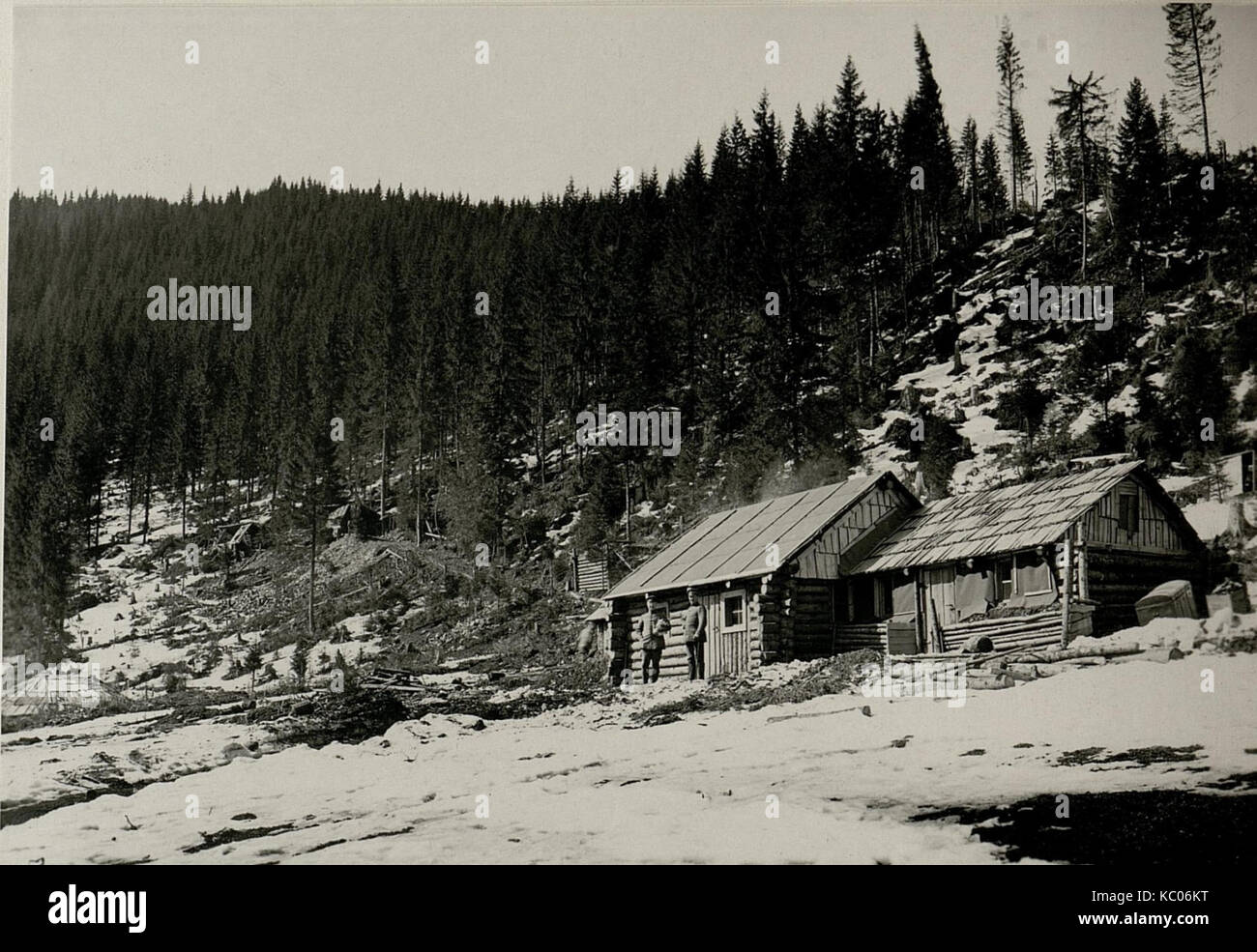 L'immagine "Blockhaus d.5.Batt. A Feuerstellung' cattura una fortificazione militare utilizzata dal V Battaglione in posizione di tiro. Rappresenta un elemento importante della strategia dei campi di battaglia e delle fortificazioni durante la guerra. Foto Stock