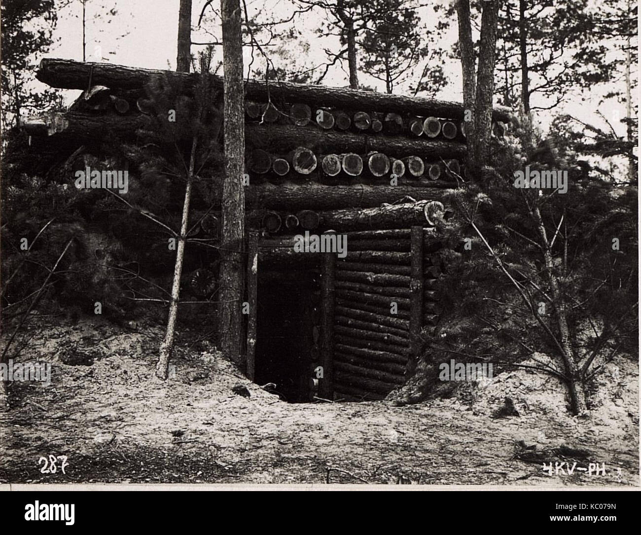 Questa illustrazione storica raffigura il Munitionsunterstand (rifugio per munizioni) del 4th Battalion, 45th Field Howitzer Regiment durante la prima guerra mondiale. Fornisce uno sguardo dettagliato alle infrastrutture militari dell'epoca del 1914-1918. Foto Stock