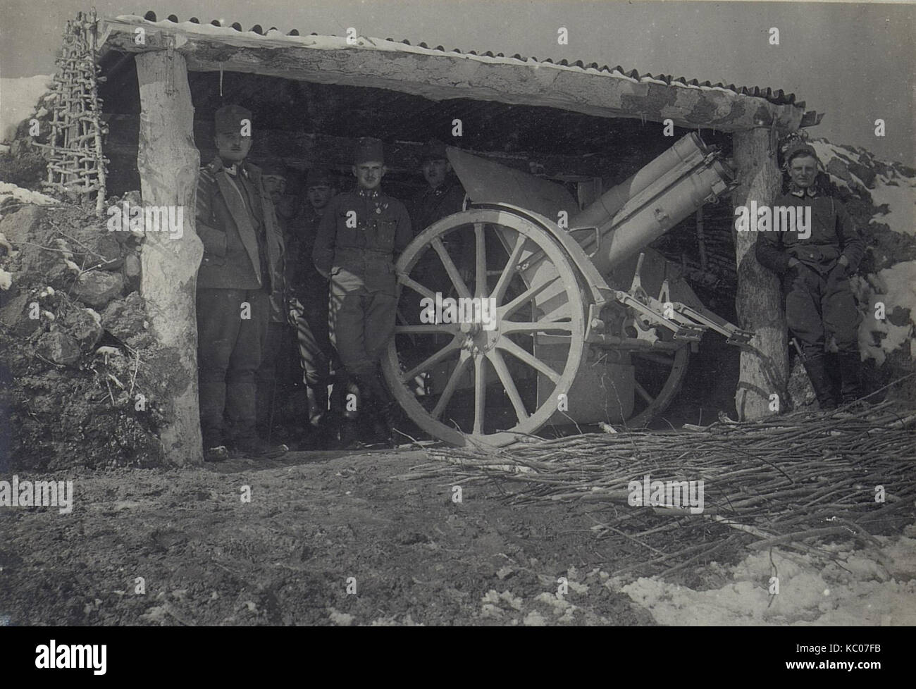 Questa immagine mostra un obice da campo da 10 cm, il Feldhaubitze, situato a Michalowka. L'obice faceva parte dell'artiglieria usata durante la prima guerra mondiale, riflettendo le armi e la tecnologia militare di quell'epoca. Foto Stock