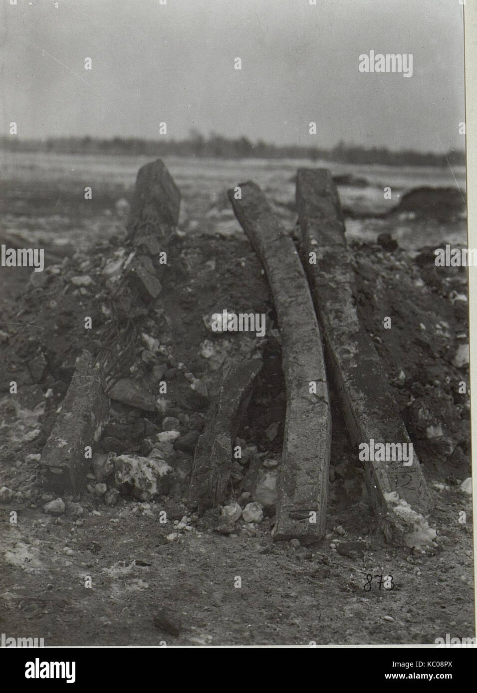 Una fotografia storica che documenta i test esplosivi condotti dalle forze austro-ungariche sul fronte russo durante la prima guerra mondiale, illustrando le pratiche di ingegneria militare del periodo. Foto Stock