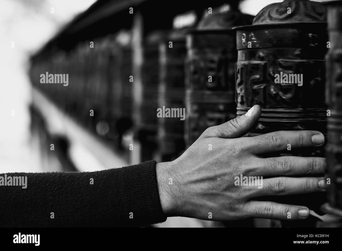 Sfondo astratto di mano la filatura ruote della preghiera con una copia di spazio e di sfondo sfocato Foto Stock