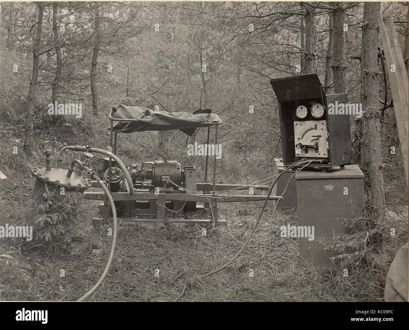 Questa immagine mostra il *Elektropneumatischer Bohrzug* (carro di perforazione elettropneumatico) insieme a un recipiente a pressione e a un pannello di controllo, catturati il 29 maggio 1916. L'equipaggiamento fa parte della tecnologia militare usata durante la prima guerra mondiale Foto Stock