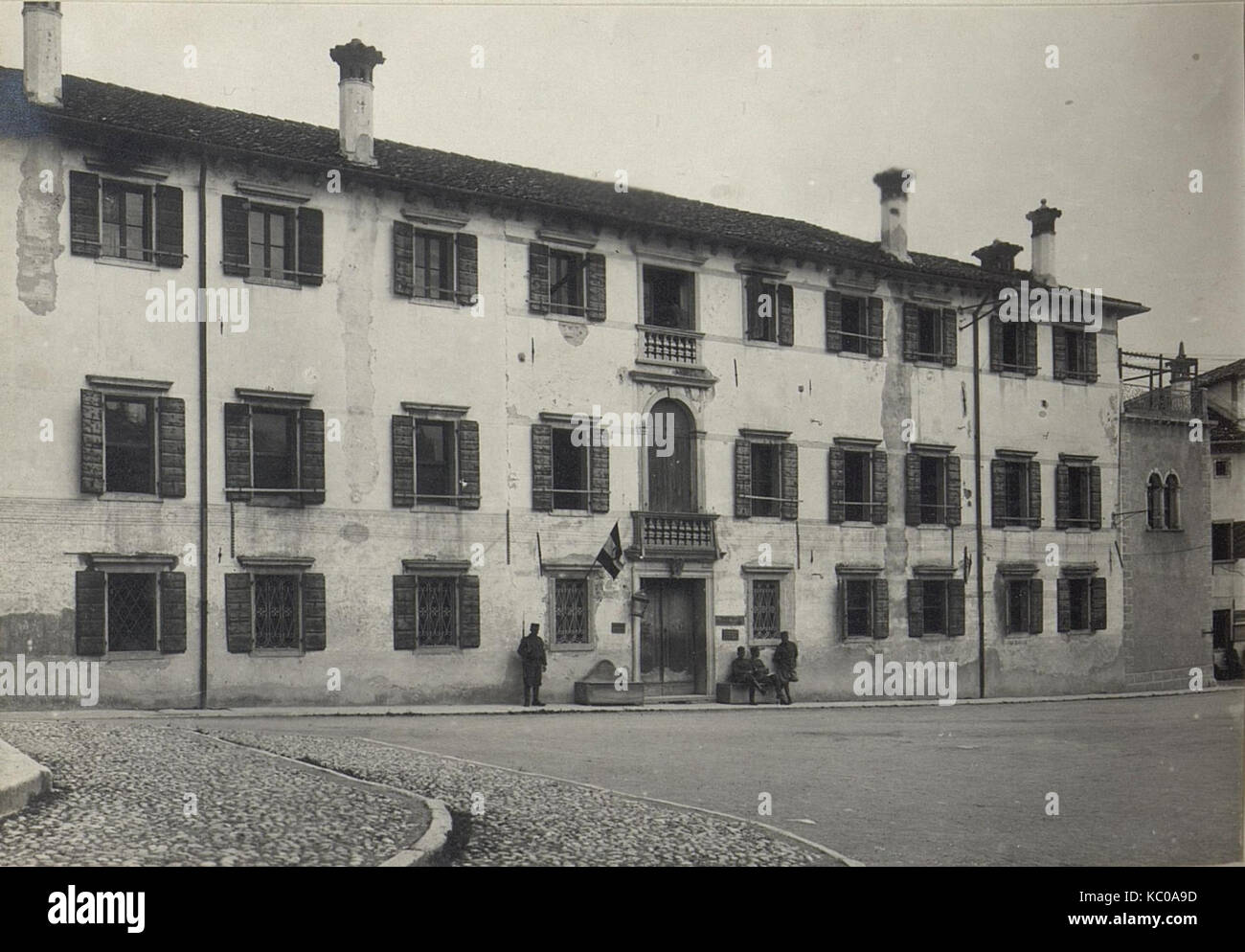 Questa immagine mostra il quartier generale del 15° Korpskommando, un'unità militare, che fornisce informazioni sulla posizione e le operazioni del centro di comando durante il suo periodo attivo. Foto Stock Questa immagine mostra il quartier generale del 15° Korpskommando, un'unità militare, che fornisce informazioni sulla posizione e le operazioni del centro di comando durante il suo periodo attivo. Foto Stock