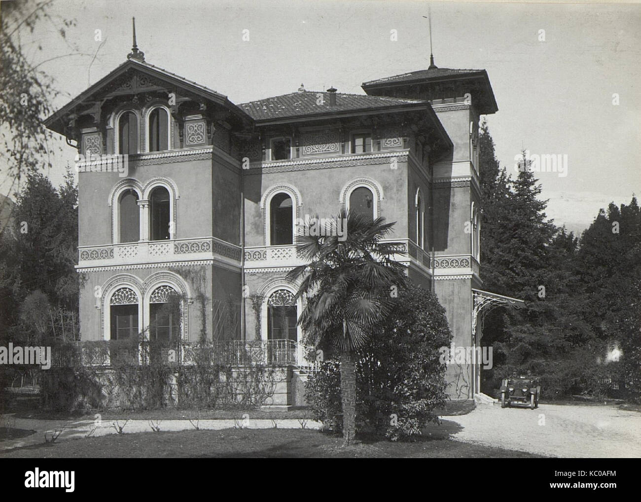 Questa illustrazione tratta da "Kriegsalbum 92" raffigura scene della prima guerra mondiale, incentrate sulla mappatura militare e la ricognizione. Fornisce informazioni sull'ambiente in tempo di guerra e sul ruolo della documentazione militare durante la guerra. Foto Stock