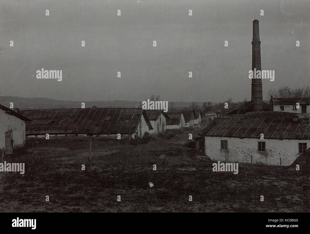 Questa immagine storica etichettata "A.A.GR.Komdo. Cholm.Lager Partie' è legato alla storia militare, forse raffigurando una scena da un contesto bellico, in particolare dalla seconda guerra mondiale. L'immagine raffigura personale militare o una specifica unità dell'esercito in un campo designato o caserma. Foto Stock