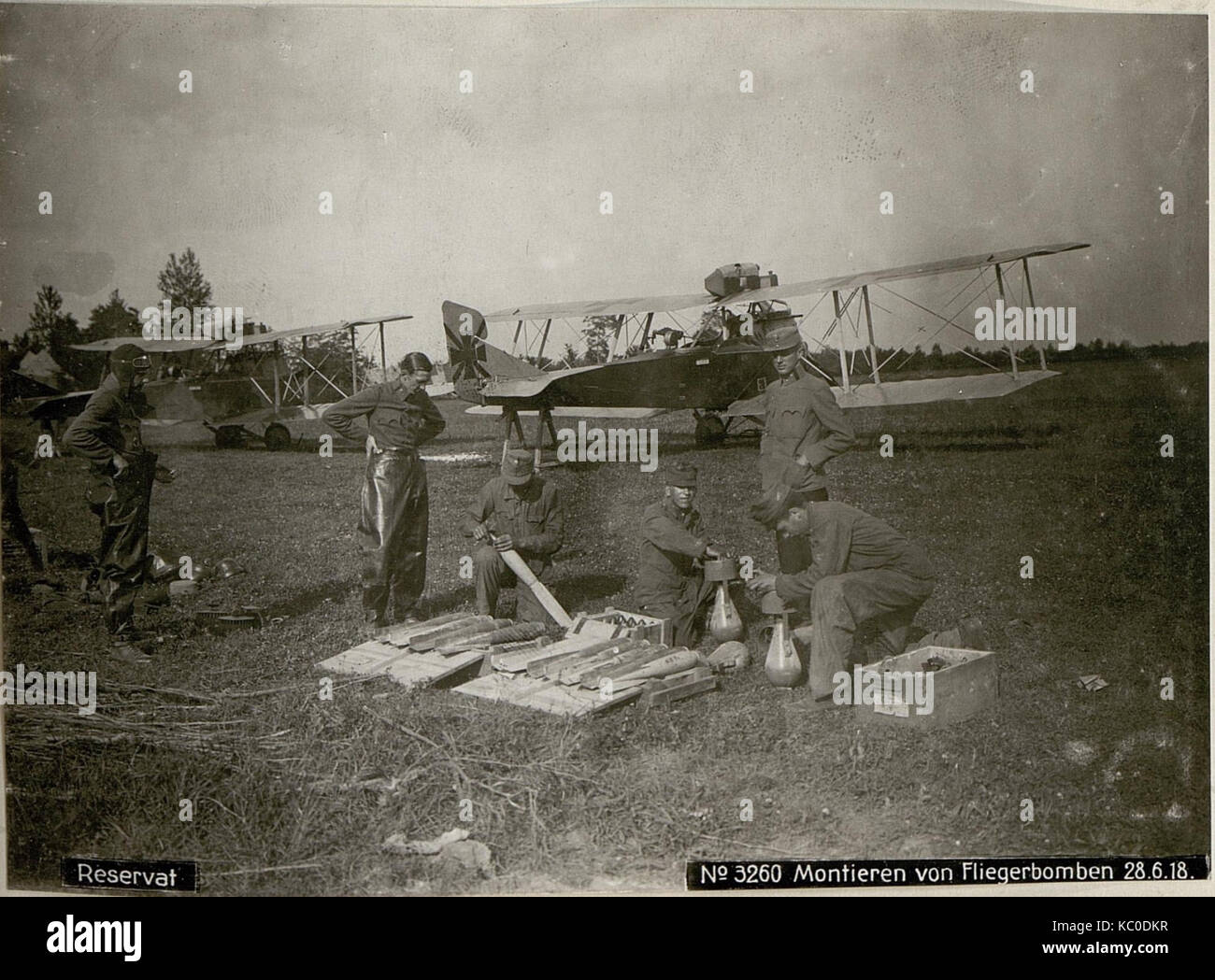 Una fotografia del 1918 che mostra un'unità di riserva militare tedesca che lavora con bombe aeree durante la prima guerra mondiale. L'immagine riflette la tecnologia e le tattiche militari del periodo. Foto Stock