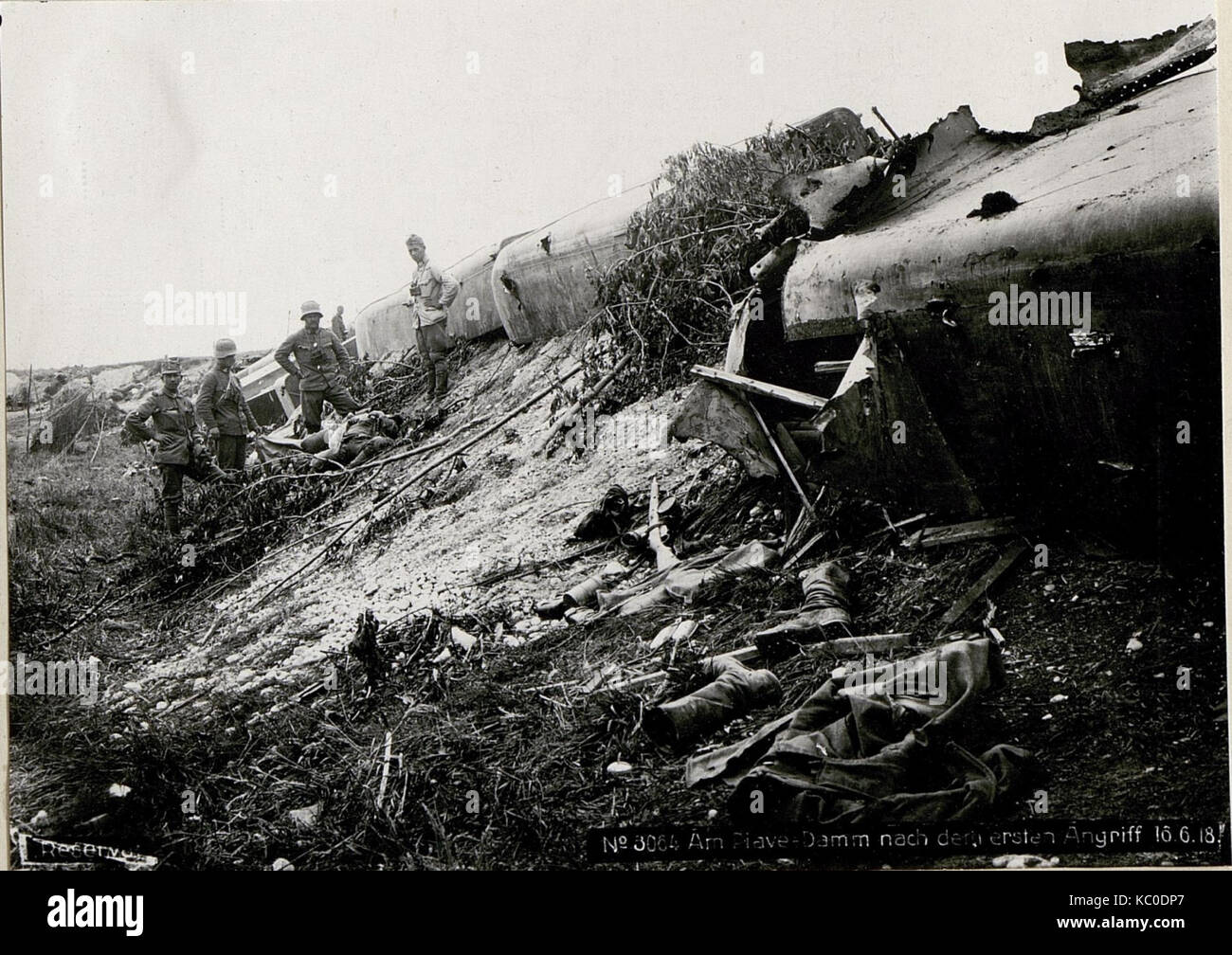 Questa immagine mostra la diga del fiume Piave dopo il primo attacco del 16 giugno 1918, durante la prima guerra mondiale. Raffigura i danni causati dalle azioni militari nella zona durante le battaglie sul fronte italiano. Foto Stock
