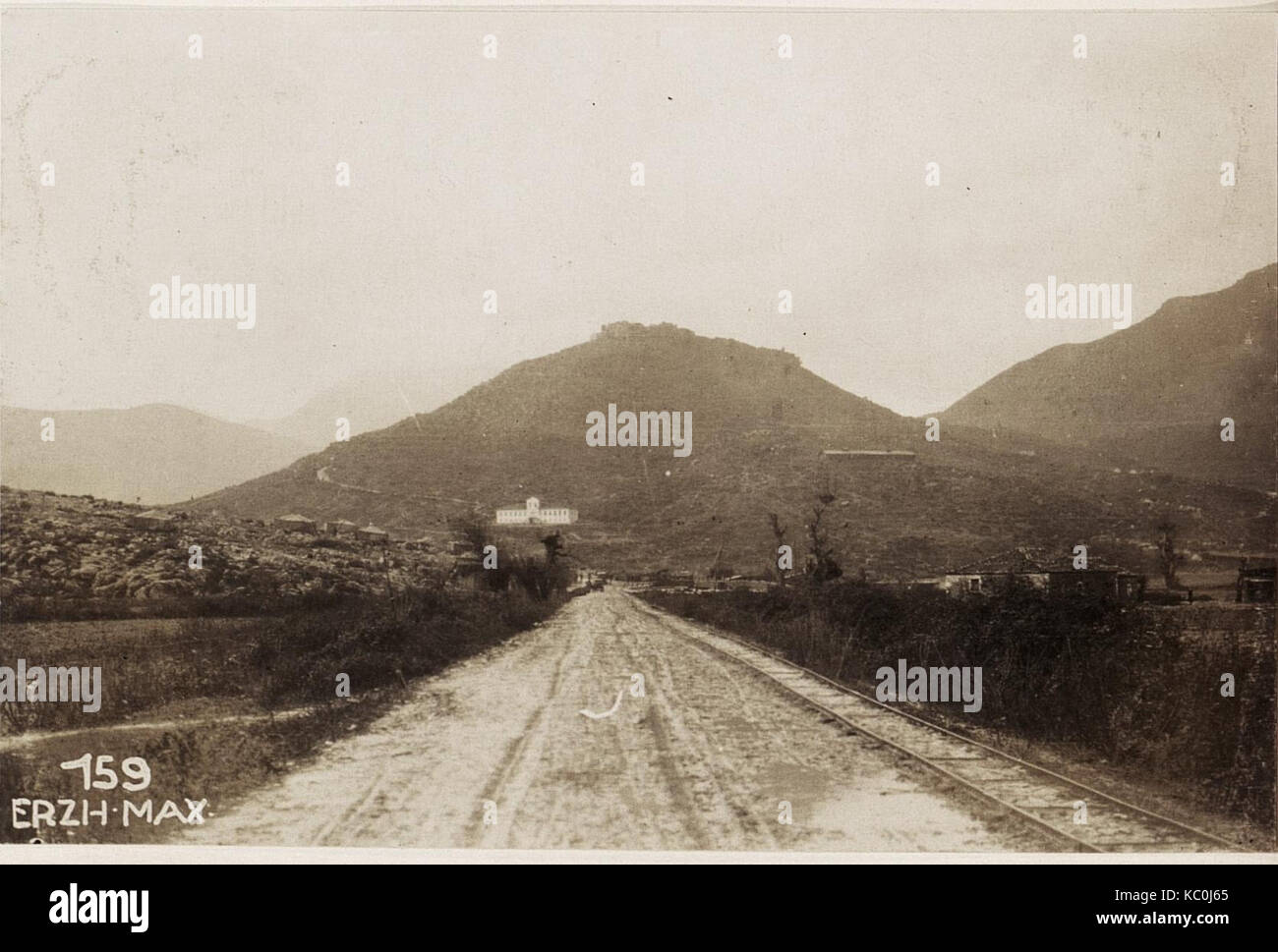 Una fotografia del 1917 circa raffigurante una strada con una ferrovia campale che conduce ad Alessio, scattata dall'Ufficio Stampa di guerra austro-ungarico. Foto Stock