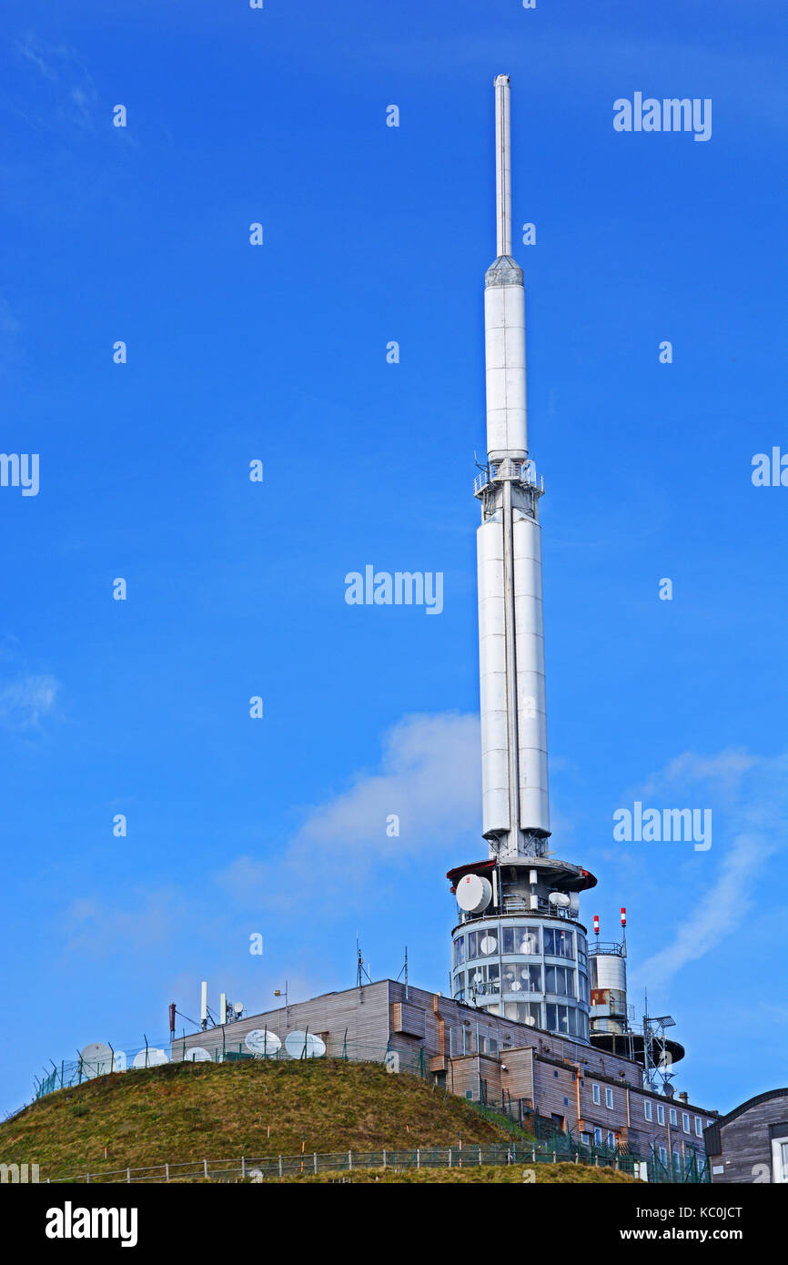 Relè TV stazione della vetta del Puy de Dome vulcano, Auvergne, Massiccio centrale, Francia Foto Stock