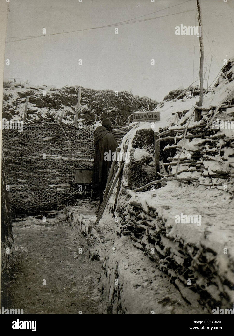 Beobachter im Graben mit Feldwache Ausgang bei der 16. Kompanie des bosnisch herzegowinischen Infanterieregimentes1 (BildID 15542996) Foto Stock