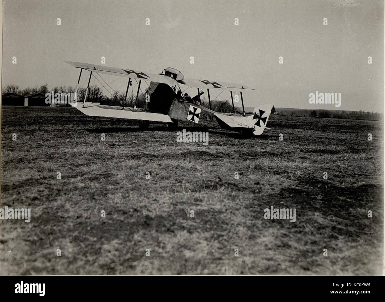 Una foto di un aereo che atterra all'aeroporto di Kragla. Questa fotografia storica mostra le prime tecnologie e pratiche aeronautiche durante il periodo. Foto Stock