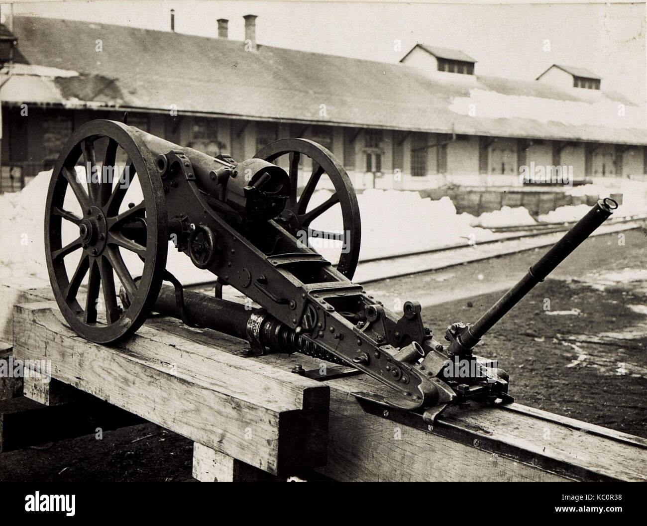 Il M.99 Gebirgkanone (cannone di montagna) con canna da 7 cm, con meccanismo di bloccaggio e struttura della caverna. Faceva parte dell'artiglieria utilizzata dal 10th Army Command in terreni montuosi, mostrando armi militari dell'inizio del XX secolo. Foto Stock
