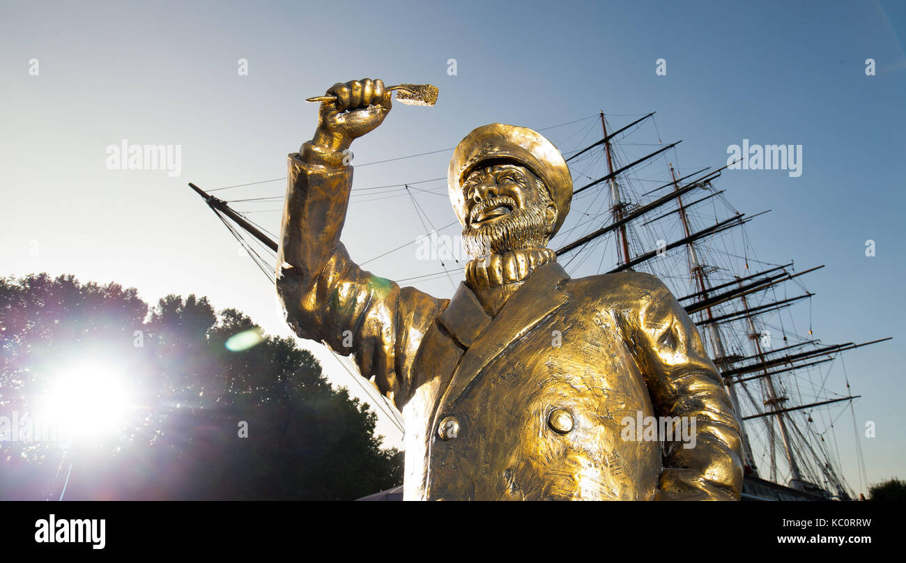 In onore del capitano birds eye il cinquantesimo anniversario, alimenti congelati marca birds eye ha presentato oggi una statua dorata della icona nazionale. la statua commemorativa è posizionato nella parte anteriore della nave cutty sark gardens di Greenwich e segna l inizio di un mese di celebrazioni per il capitano birds eye Golden Jubilee. dotato di: capitano birds eye, atmosfera dove: Londra, Regno Unito quando: 31 ago 2017 credit: Andrew fosker/pinpep/wenn.com Foto Stock