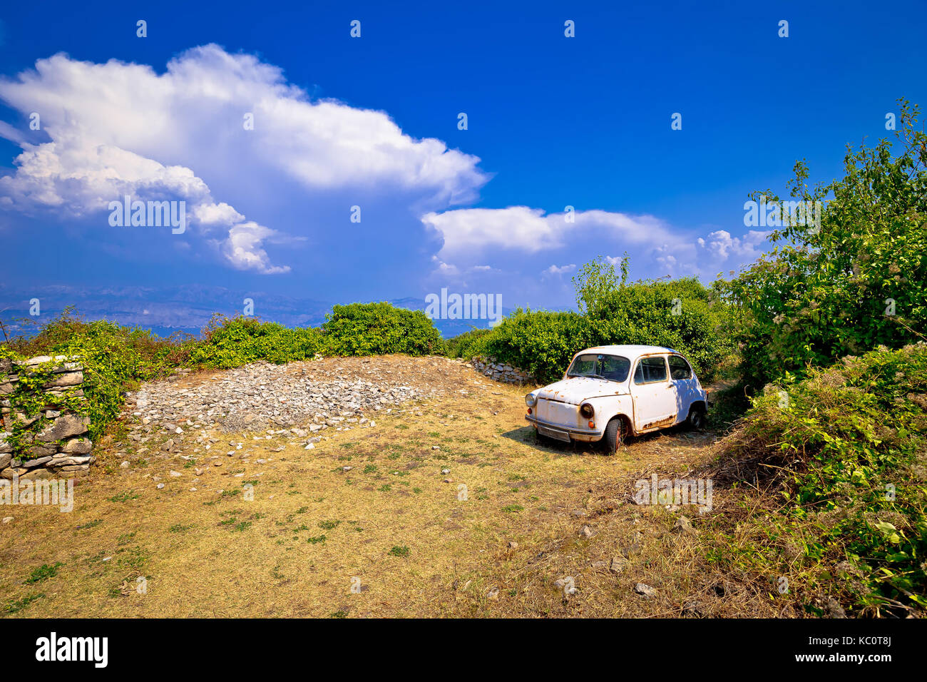 Old fashion auto rottamata in natura in skrip vilage sull'isola di Brac, DALMAZIA, CROAZIA Foto Stock