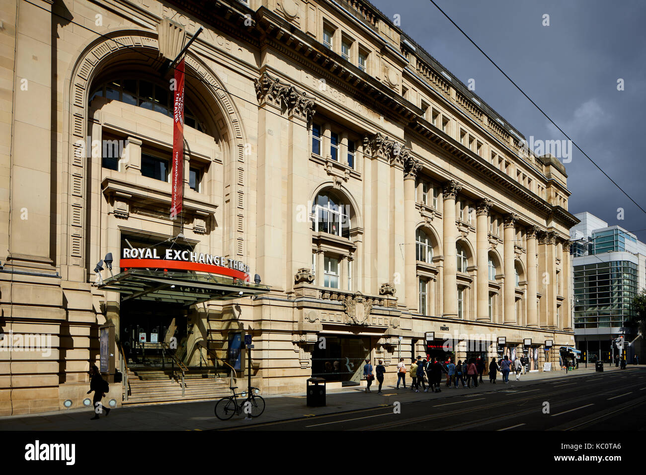 Il Royal Exchange Il Grade ii Listed su Cross Street case Royal Exchange Theatre e un centro commerciale da parte di architetti Bradshaw, Gass e speranza Foto Stock