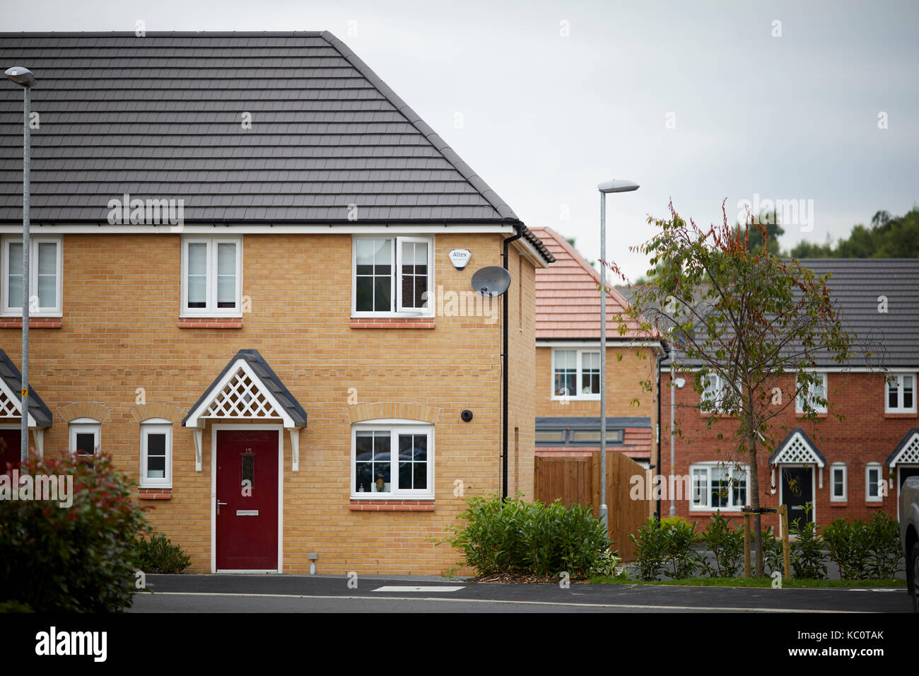 Alloggiamento di campagna di sviluppo mulino di corallo Shaw Road Newhay, Manchester, tipica scena di strada con la nuova build moderne case di famiglia Foto Stock