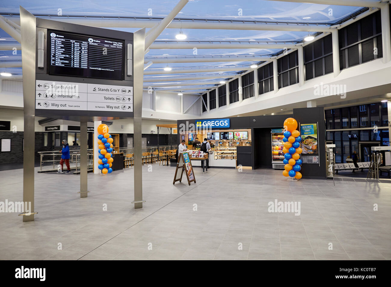 La stazione degli autobus e dalla stazione ferroviaria, il nuovo Bolton interchange hub di trasporto, interno mostra il negozio Greggs Foto Stock