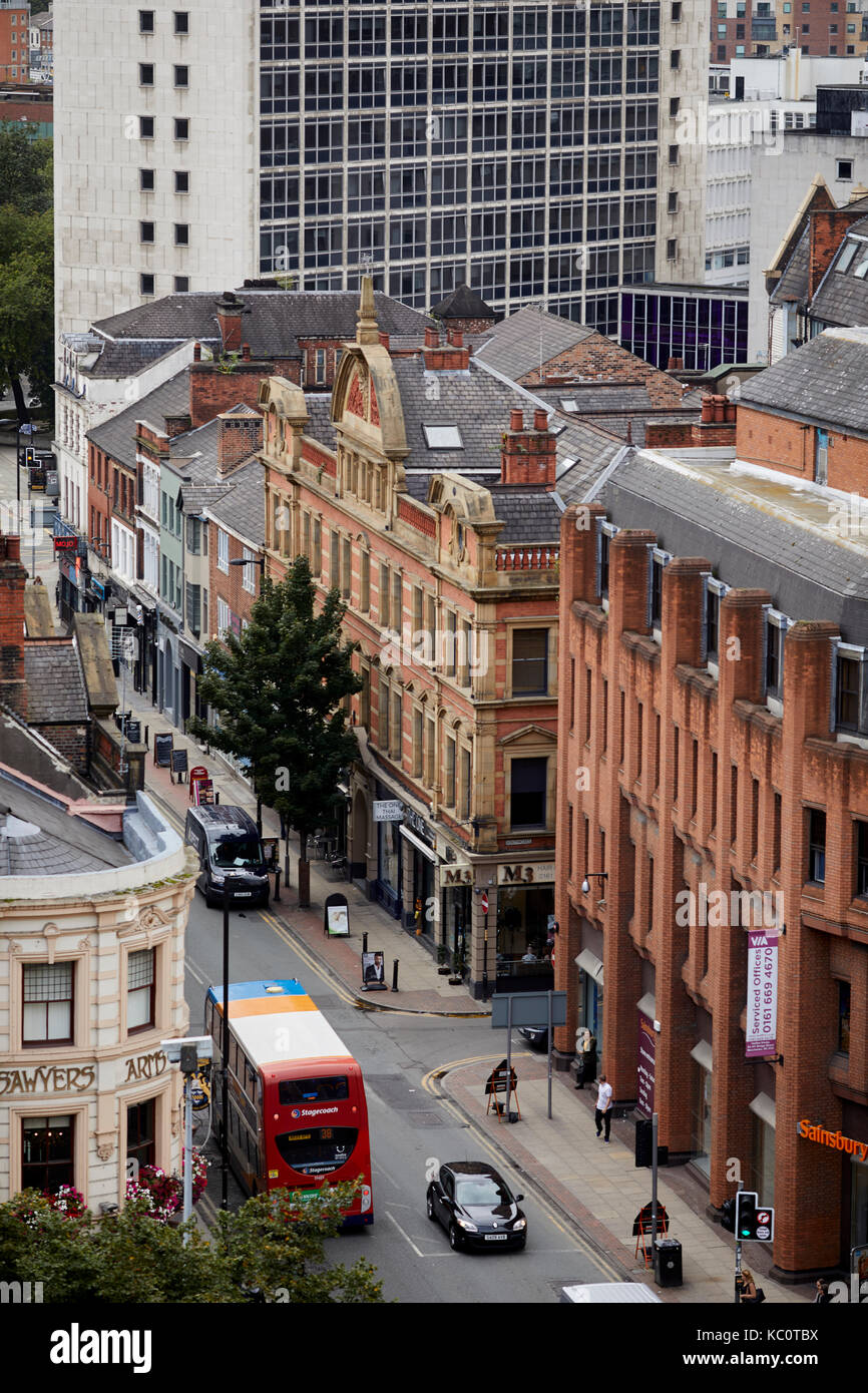Il centro città di Manchester dettaglianti indipendenti su Bridge Street guardando verso Salford Foto Stock
