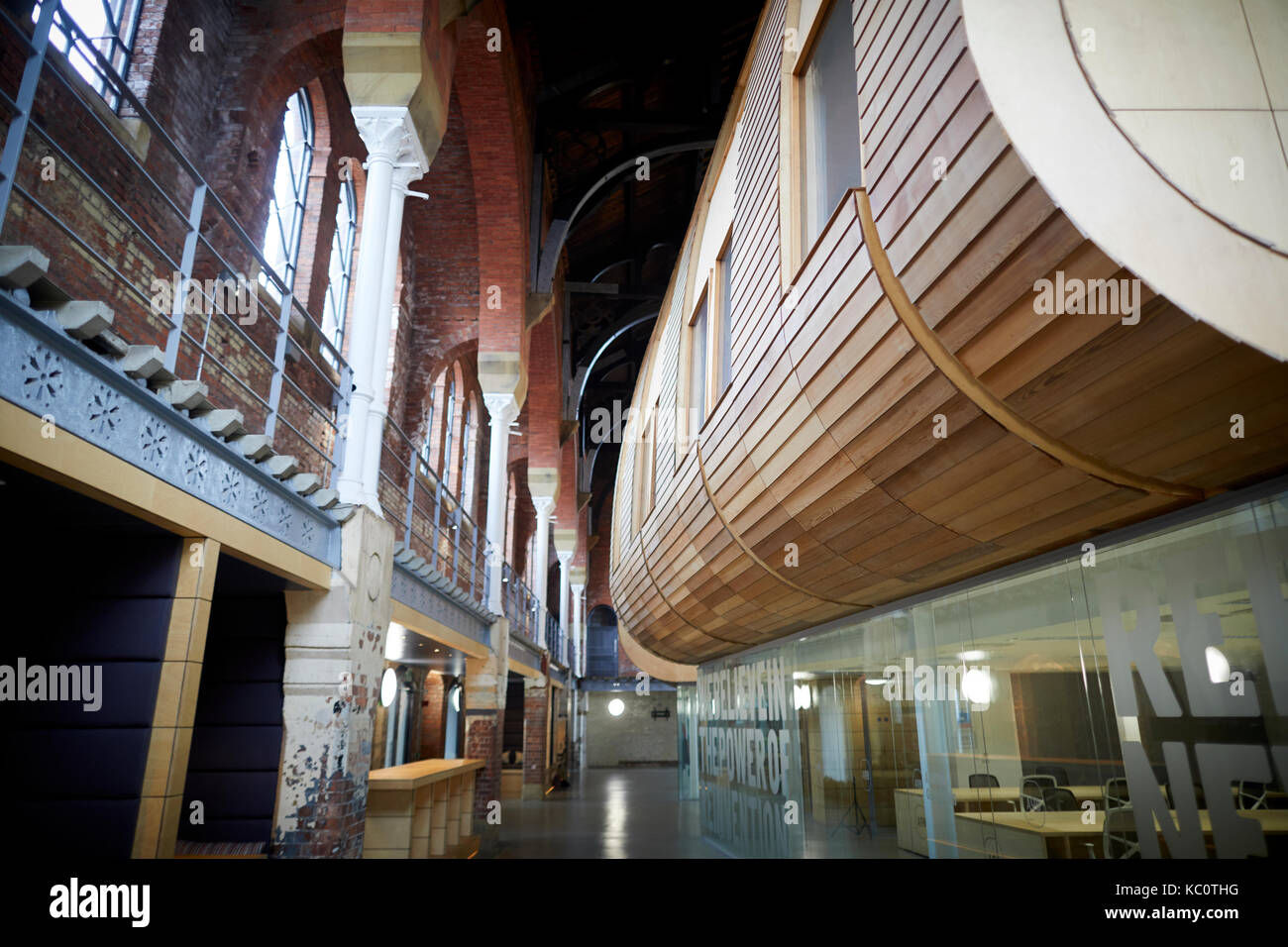 Lo spazio interno di Ashton Bagni Vecchi consigli di Tameside ristrutturato spazio per le piccole e medie imprese delle aree di lavoro, . un edificio all'interno di un edificio Foto Stock