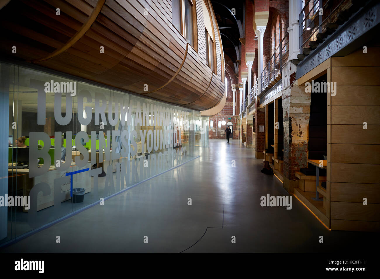 Lo spazio interno di Ashton Bagni Vecchi consigli di Tameside ristrutturato spazio per le piccole e medie imprese delle aree di lavoro, . un edificio all'interno di un edificio Foto Stock