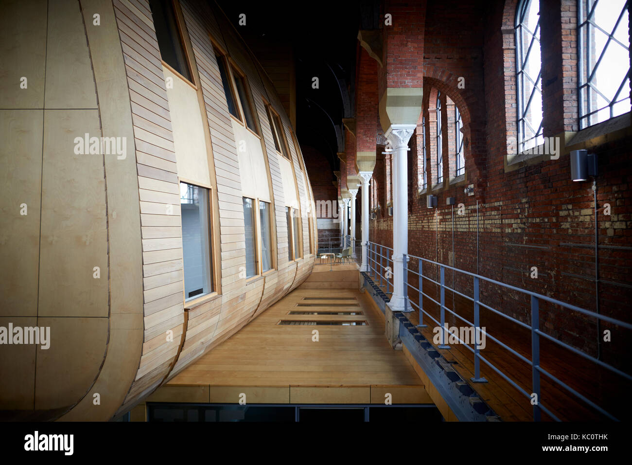 Lo spazio interno di Ashton Bagni Vecchi consigli di Tameside ristrutturato spazio per le piccole e medie imprese delle aree di lavoro, . un edificio all'interno di un edificio Foto Stock