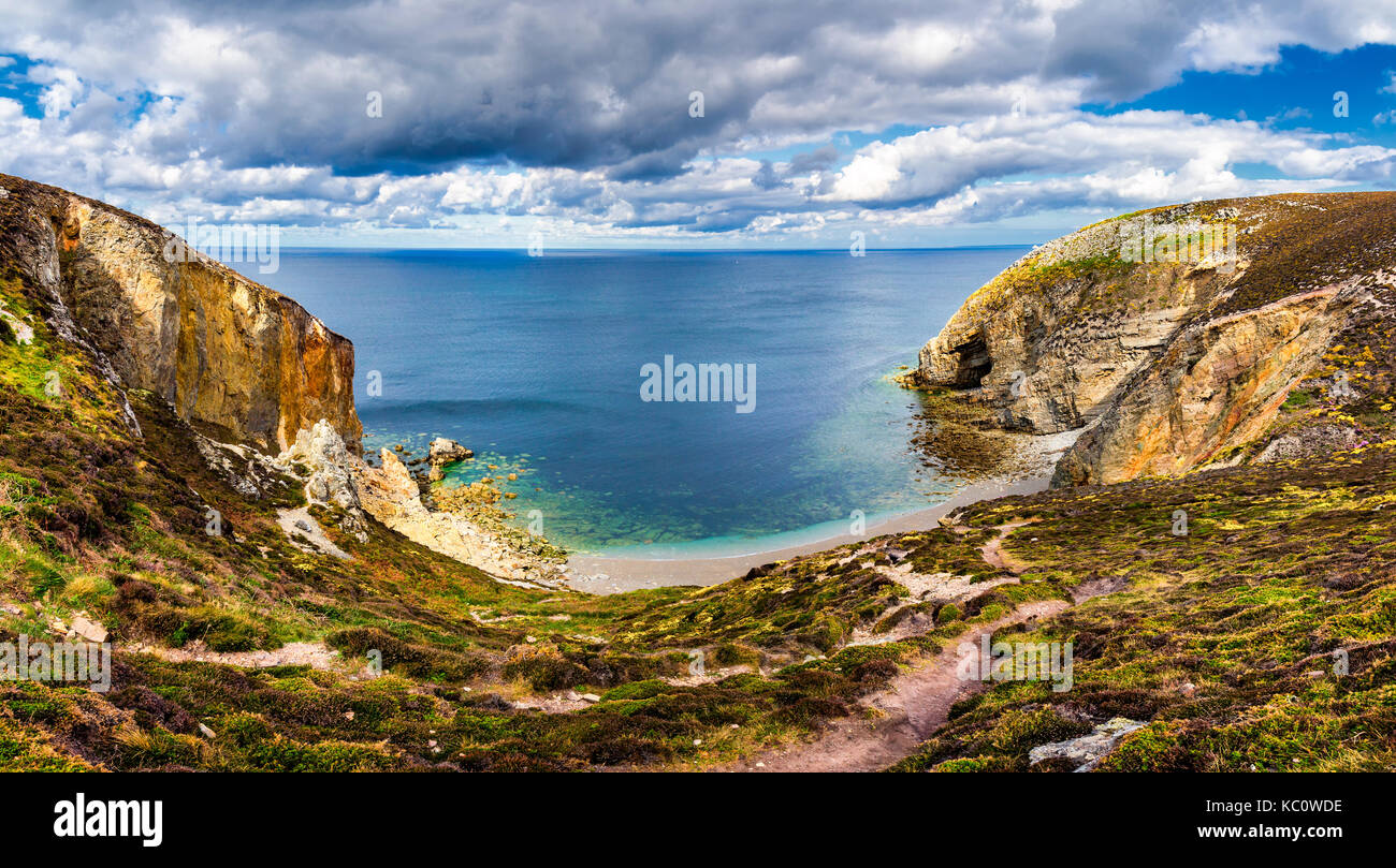 Paesaggio roccioso a Cap de la Chevre, dipartimento Finistere, Parc naturel regional d'Armorique. La Bretagna (Bretagne), Francia. Foto Stock