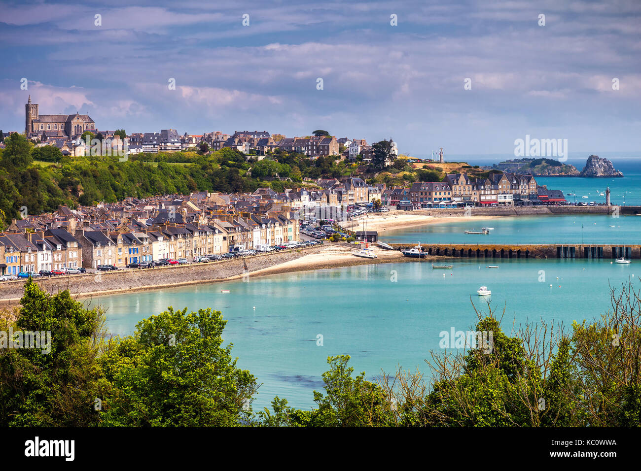 Vista di Cancale, città nel nord della Francia conosciuta per l'allevamento delle ostriche, Brittany. Foto Stock