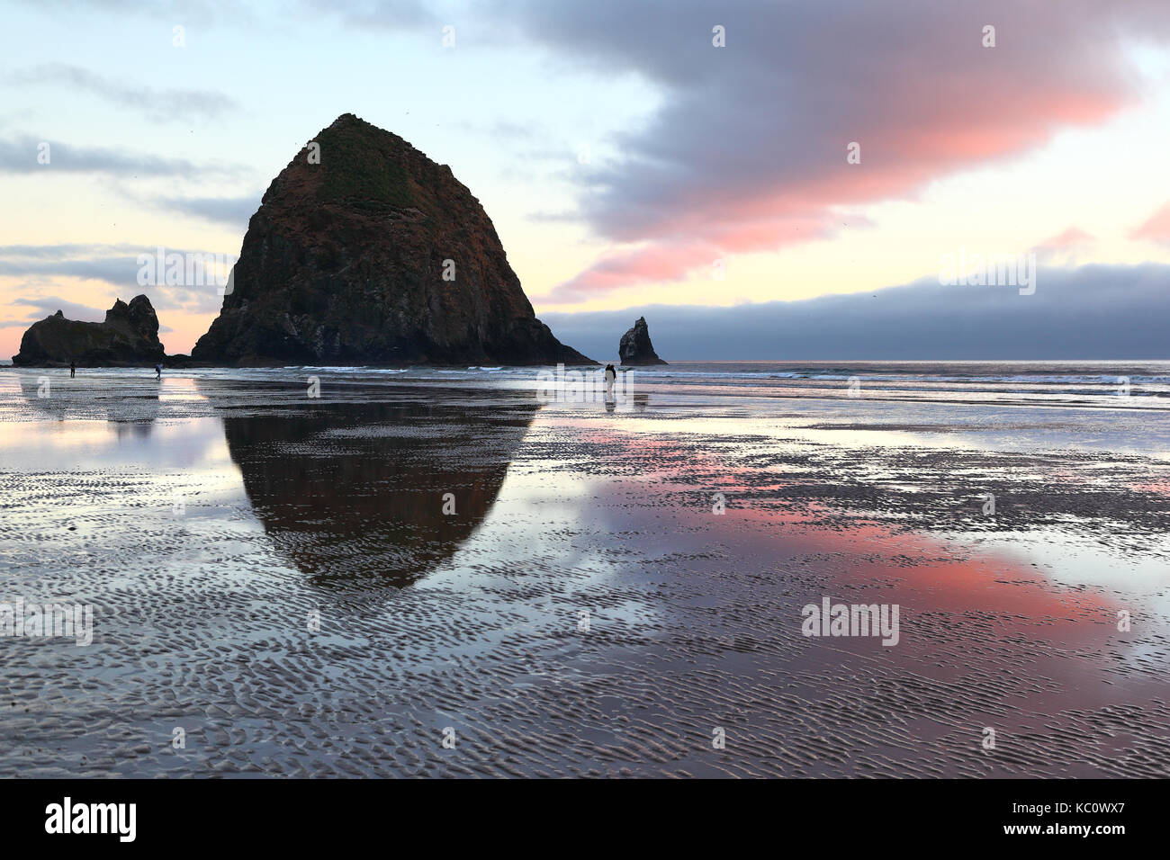 Haystack Rock sul Cannon Beach, Oregon Foto Stock