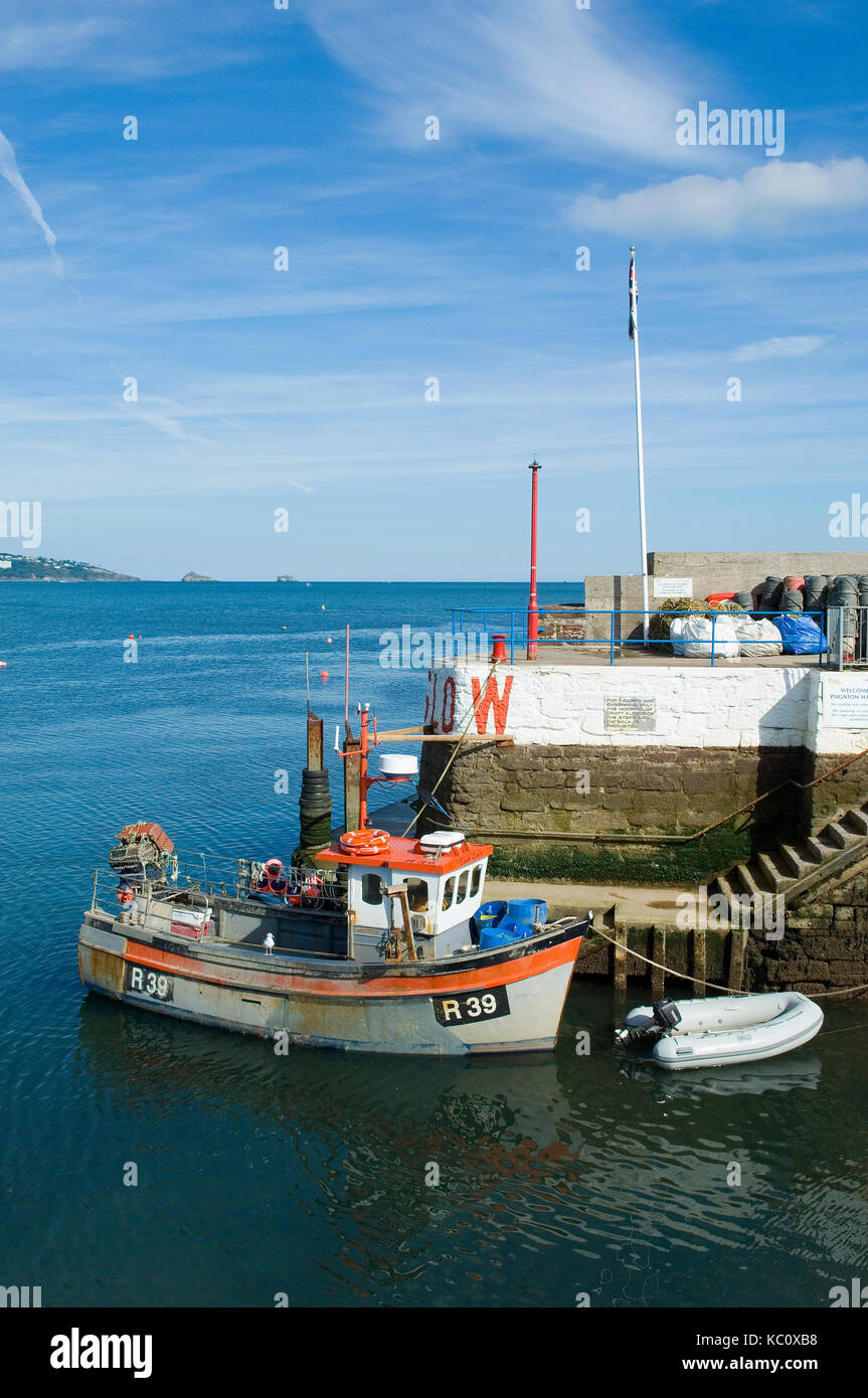 Colorate barche da pesca ormeggiate presso l'ingresso al porto di Paignton, Devon, Regno Unito con torquay in distanza su una soleggiata giornata estiva. costa di frutti di mare Foto Stock