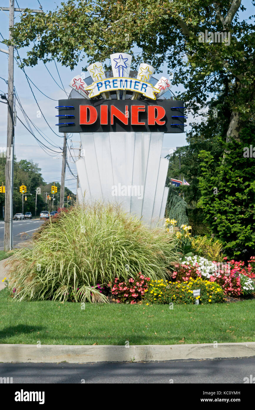 Un retrò degli anni cinquanta segno di stile al di fuori del Premier Diner Commack in Commack, Long Island, New York. Foto Stock