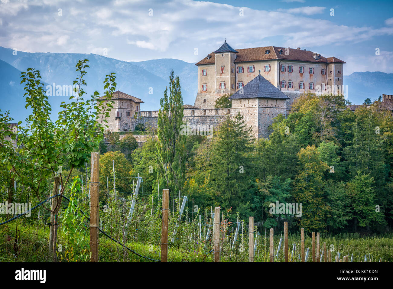 Castello di Thun. Il castello è situato nel comune di Ton nella bassa Val di Non, in Trentino Alto Adige, Italia settentrionale Foto Stock