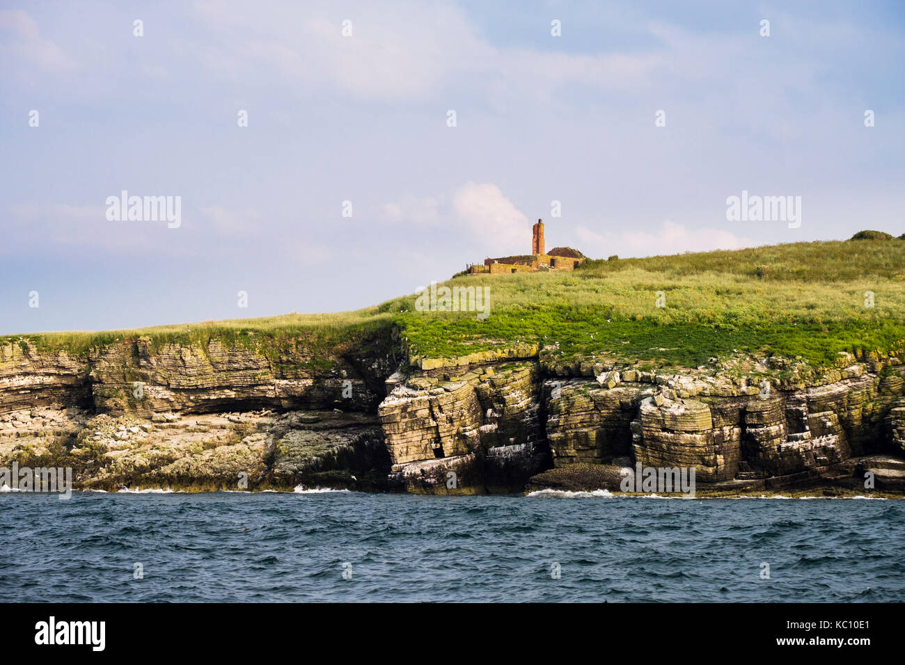 Vecchia segnalazione semaphore stazione telegrafica su Puffin Island con le colonie di nidificazione degli uccelli nel Carbonifero rocciose calcaree battute. Anglesey Wales UK Foto Stock