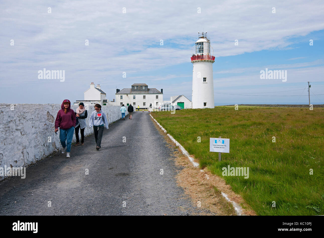 I visitatori a Loop Head Lighthouse, Kilbaha Sud, Loop penisola di testa, County Clare, Irlanda Foto Stock