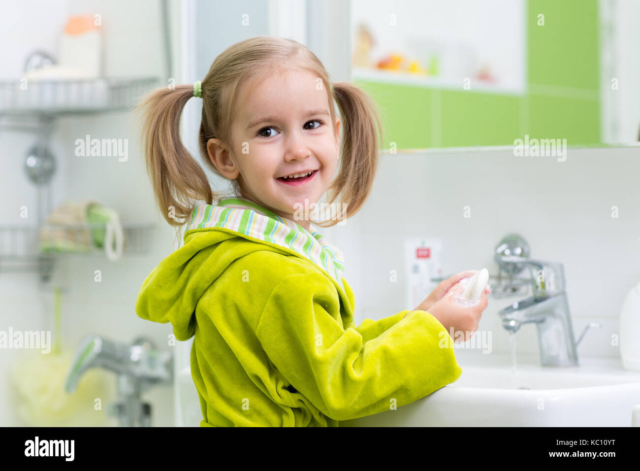 Bambino lavando le mani la protezione dagli agenti patogeni Foto Stock